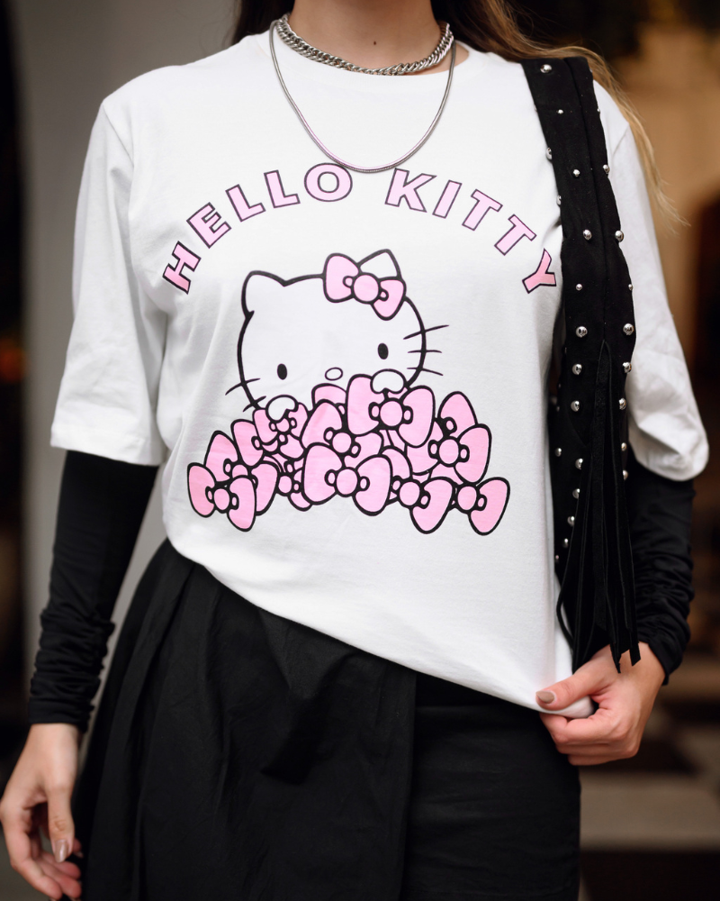 Tee over - hello kitty laços